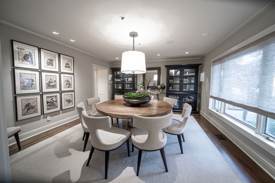 A dining room with a round table and chairs. 